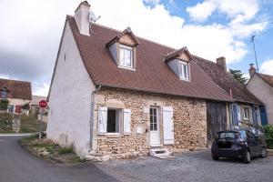 MauvièresGîte du Val d'Anglin au calme à 7 km de Le Blanc的前面有一辆小房子,前面有一辆汽车