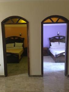 Al AqālitahTibs mountain view的带2张床的客房内的2面镜子