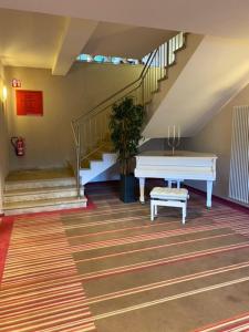Kell观景酒店的一间房间里带白色钢琴的楼梯