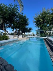 拉斯特拉纳斯ITAKA LOMA BONITA的拥有蓝色海水和树木的游泳池