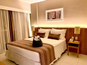 里约热内卢Suíte & Flat Premium Rio Stay - Rio Centro的一间位于酒店客房内的带大床的卧室
