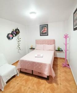 Female Accommodation Experience in front of Lima Airport客房内的一张或多张床位