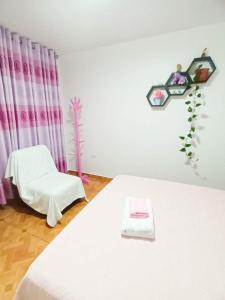 利马Female Accommodation Experience in front of Lima Airport的卧室配有白色的床和椅子
