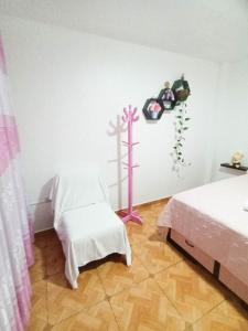 利马Female Accommodation Experience in front of Lima Airport的一间设有两张床的客房,墙上有一个十字架