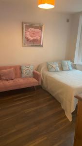 贝克斯希尔Bexhill Stunning 2 bedroom Sea Front Bungalow的一间带两张床和一张沙发的客厅