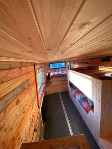 IrvinestownSleeps 6/bus/hottub/sauna/Pets/Hens的小木屋内景,设有两张床