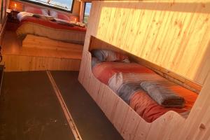 IrvinestownSleeps 6/bus/hottub/sauna/Pets/Hens的小屋内带两张双层床的客房