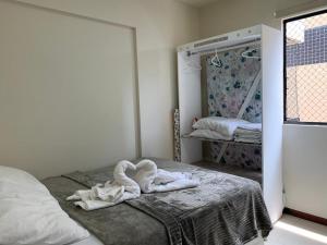 马塞约Apartamento a beira mar em Maceió的一间设有床铺和毛巾的房间