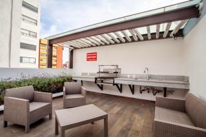 墨西哥城Corazón de Condesa 3 departamentos - 200Mbps WiFi, Roof, Gym的一个带水槽和两把椅子的庭院