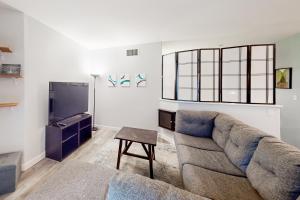 圣地亚哥San Diego's Diamond的带沙发和电视的客厅