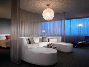 洛杉矶好莱坞W酒店的客厅配有白色的沙发和桌子