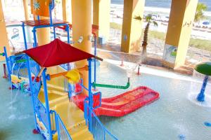 巴拿马城海滩Splash Beach Resort by Panhandle Getaways的水上公园,带滑梯