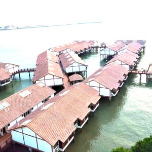 波德申Le Seaview PortDickson的水中一排小屋