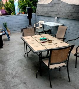 洛杉矶Los Angeles Zen Home的天井上的木桌和椅子