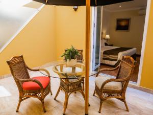 皮乌拉皮乌拉LP洛斯波塔利斯酒店的一间带桌椅和一张床的用餐室