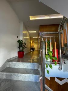 米迪克Luxury SuiteMar的建筑里带楼梯和植物的走廊