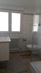 里拉辛根-沃布林根FeWo Aachweg的带浴缸、卫生间和盥洗盆的浴室