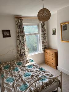 伦敦Peaceful London Retreat的一间卧室设有一张床和一个窗口