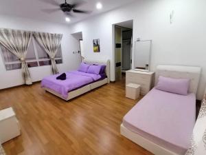 Kampong ChinchangMysha KLIA F1 Homestay with pool,WiFi , Netflix的白色客房的两张床,配有紫色床单