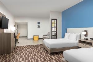 湖城莱克城舒适套房酒店的酒店客房设有两张床和一台平面电视。