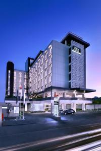 日惹Hotel Neo Malioboro by ASTON的停车场酒店 ⁇ 染