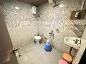 达曼Chirag Banglow 2BHK的一间带水槽和卫生间的小浴室
