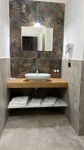 那不勒斯巴巴托酒店的一间带水槽和镜子的浴室