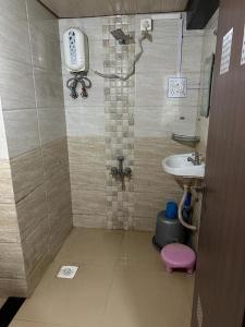 达曼Chirag Banglow 2BHK的一间带水槽和淋浴的小浴室
