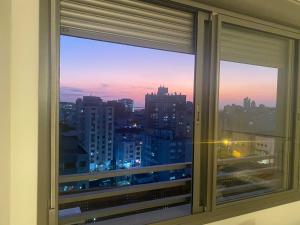 阿雷格里港Studio JP Redenção的享有城市天际线景致的窗户。
