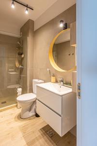 北马马亚-讷沃达里Aqua Vista Infinity Apartament Lux Vedere La Mare - Resort & Spa的一间带水槽、卫生间和镜子的浴室