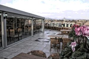 伊斯坦布尔马尔马拉冈格林精英酒店的大楼内带桌椅的阳台