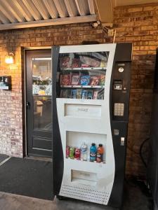 西雅图马可波罗汽车旅馆的自动售货机出售食品和饮料