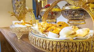 希瓦Hotel Bankir Khiva的桌上的盘子,盘子,食物