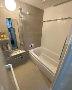 Nishinotōindōri花田屋HANADAYA的浴室配有白色浴缸和淋浴。