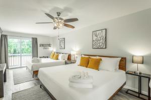 查塔努加02 The Wright Suite - A PMI Scenic City Vacation Rental的一间带两张床的卧室和一间客厅