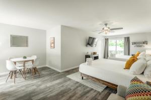 查塔努加02 The Wright Suite - A PMI Scenic City Vacation Rental的白色卧室配有床和桌子