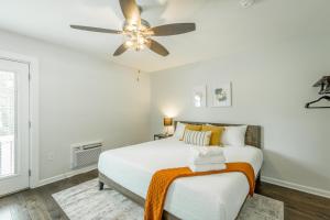 查塔努加05 The Finn Room - A PMI Scenic City Vacation Rental的卧室配有白色的床和吊扇