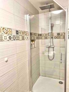 梅克西米约Le St Apollinaire n°2-Ma Cabotte的浴室里设有玻璃门淋浴