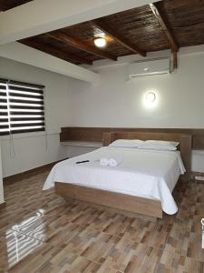 克鲁奇塔Terramar Hoteles的一间卧室配有一张带白色床单的床和一扇窗户。