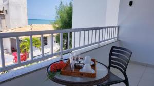 孔迪Hotel Pousada Oasis的海景阳台上的桌椅