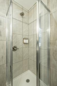 查塔努加14 The Nelson Room - A PMI Scenic City Vacation Rental的浴室里设有玻璃门淋浴