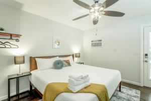 查塔努加14 The Nelson Room - A PMI Scenic City Vacation Rental的一间卧室配有一张床和吊扇