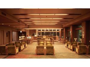 雫石町Oshuku Onsen Choeikan - Vacation STAY 55599v的大楼内带桌椅的房间