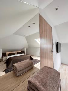 索利纳Dom - Apartamenty Prestige - opcja jacuzzi i sauna的一间卧室设有一张床和一个推拉门