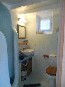 卡马利Sea view houses的一间带水槽和卫生间的浴室