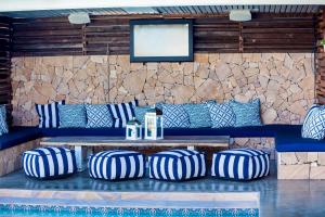 汤斯维尔Rambutan Resort的一张带蓝色和白色枕头的长凳和一张桌子