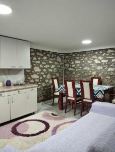 克鲁舍沃Apartments Janiki的厨房以及带桌椅的用餐室。