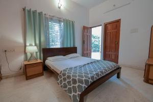 班加罗尔HomeSlice Hangout的一间卧室配有床、灯和窗户