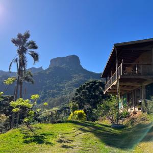圣本图-杜萨普卡伊Casa Baúau的棕榈树和山丘上的房屋
