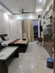 诺伊达The Forest Stays-Luxury Studio Apartment In Noida的大房间设有两张床和一张桌子